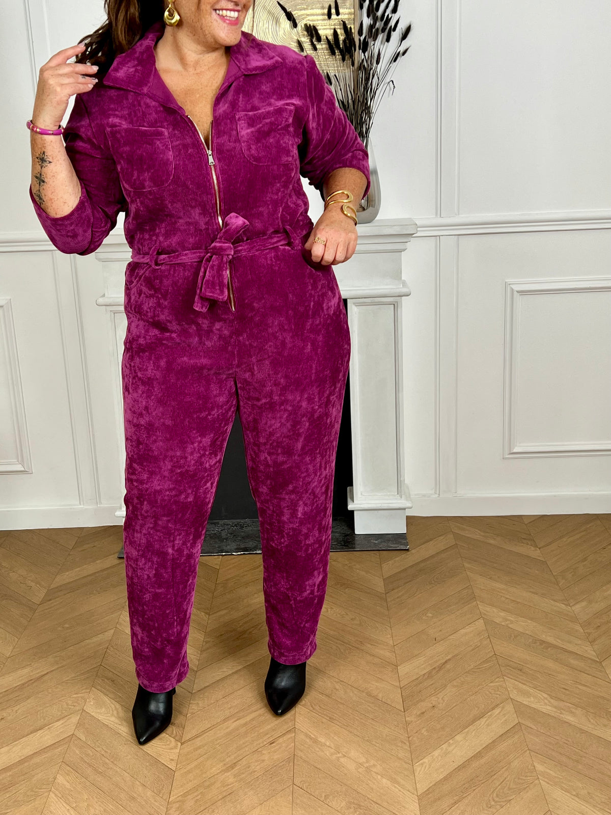 La combinaison qui attire tous les regards.
En velours magenta doux et lumineux, avec sa fermeture éclair pratique, elle allie audace, confort et style en un seul geste.