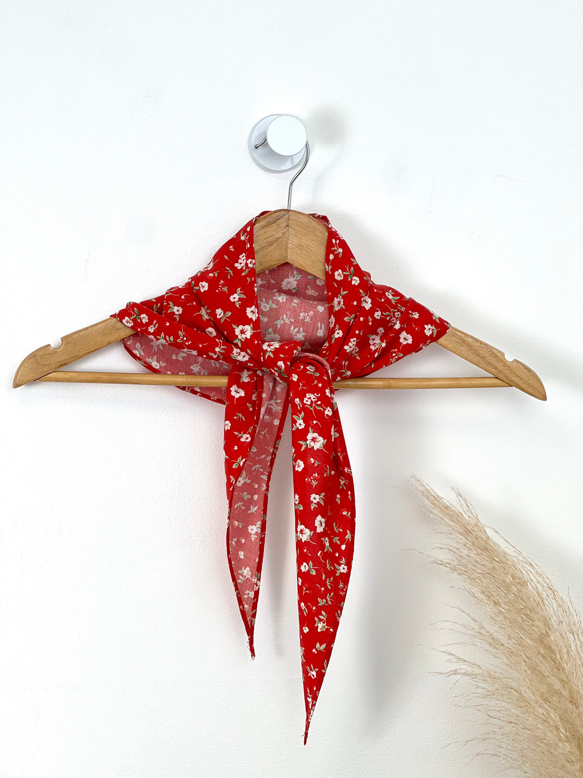 Découvrez notre foulard Elowena, une pièce incontournable pour sublimer vos tenues. Confectionné en coton doux et respirant, il arbore un magnifique motif floral aux teintes éclatantes rouge, verte et écru. Portez-le autour du cou, en ceinture ou en accessoire cheveux pour exprimer votre style avec élégance et couleur.