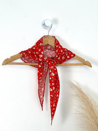 Découvrez notre foulard Elowena, une pièce incontournable pour sublimer vos tenues. Confectionné en coton doux et respirant, il arbore un magnifique motif floral aux teintes éclatantes rouge, verte et écru. Portez-le autour du cou, en ceinture ou en accessoire cheveux pour exprimer votre style avec élégance et couleur.