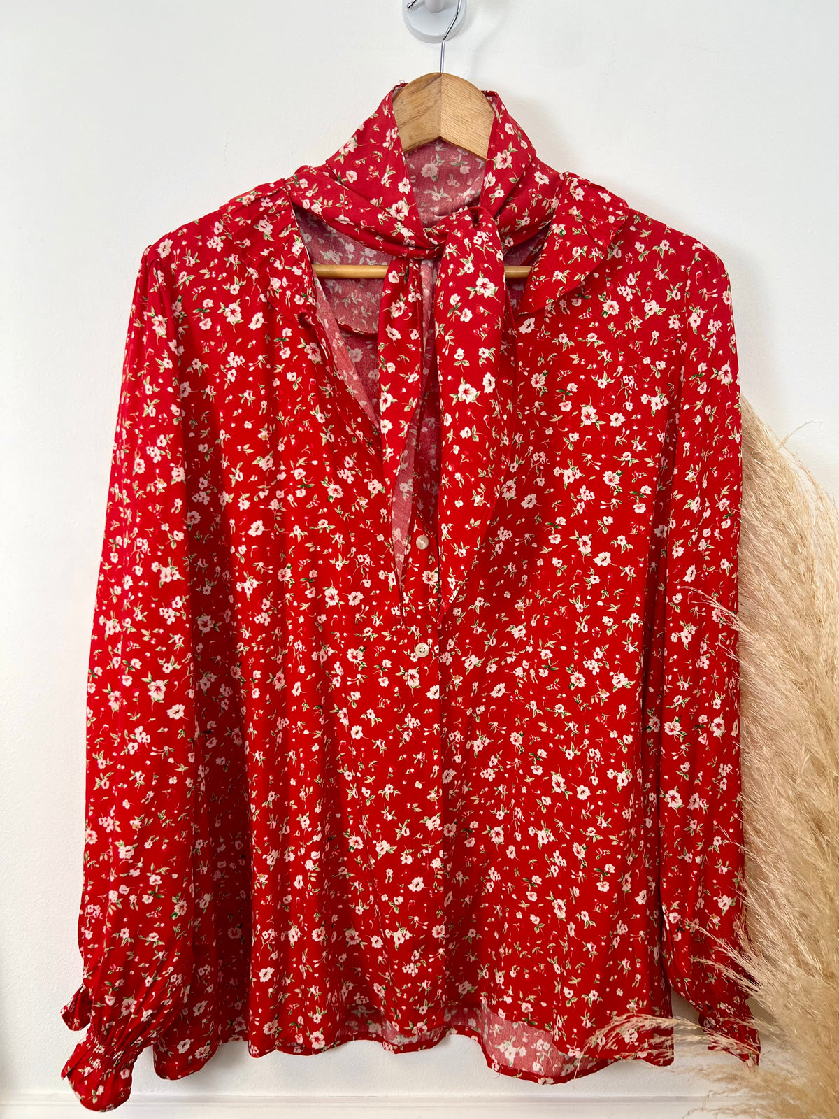 Découvrez notre foulard Elowena, une pièce incontournable pour sublimer vos tenues. Confectionné en coton doux et respirant, il arbore un magnifique motif floral aux teintes éclatantes rouge, verte et écru. Portez-le autour du cou, en ceinture ou en accessoire cheveux pour exprimer votre style avec élégance et couleur.