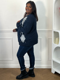Gilet bleu grande taille vu de profil, montrant sa coupe et les motifs à losanges sur le côté – Isadora | Loïcia