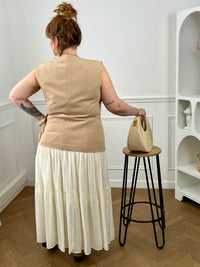 Craquez pour ce gilet sans manches femme, élégant et structuré. Doté d’un col V et de boutons dorés sur toute la longueur, il apporte une touche chic à vos tenues. Ses poches factices et sa matière doublée assurent une belle tenue. En camel clair, il illumine facilement votre look.