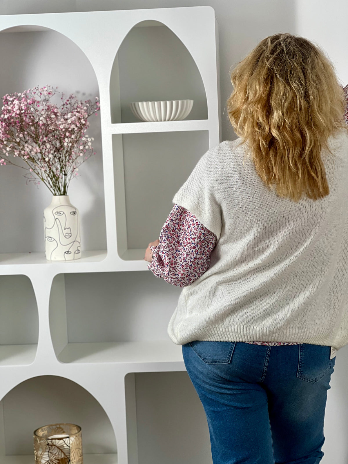 Gilet sans manches écru, lumineux et tendance. Coupe confortable et polyvalente, parfaite pour dynamiser vos tenues avec une touche de style.