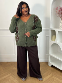 Gilet kaki à col V et manches longues porté de face avec un pantalon large marron – Isadora | Loïcia
