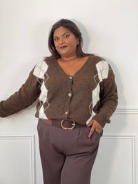 Gilet marron grande taille à losanges blancs et gris, col V et boutons sur le devant, vu de près – Isadora | Loïcia