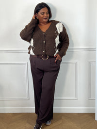 Gilet marron grande taille à losanges blancs et gris, porté rentré à l’avant dans un pantalon ceinturé – Isadora | Loïcia