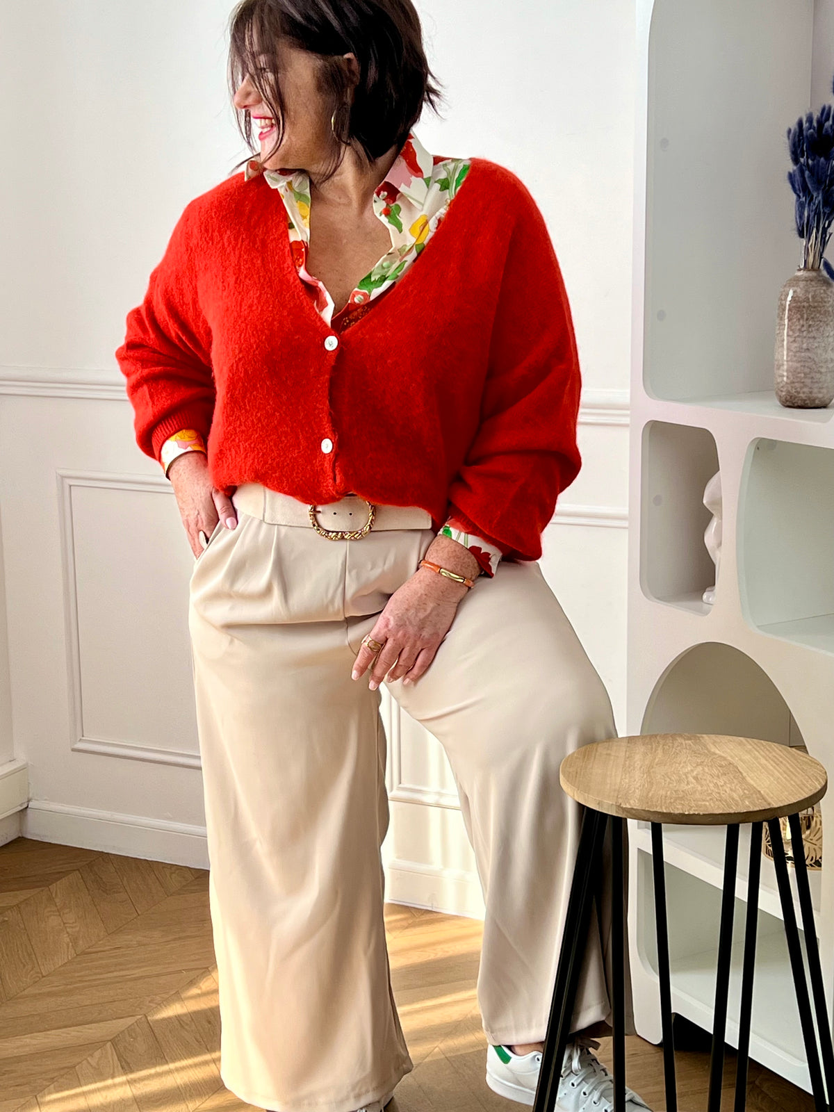 Adoptez un style élégant et tendance avec notre gilet orange Made in Italie curve : Caroline. Avec sa couleur vibrante et sa coupe féminine, ce gilet apportera une touche de couleur à toutes vos tenues. Fabriqué en Italie, il allie qualité et style, pour un look unique et raffiné. Parfait pour toutes les femmes qui veulent se démarquer avec style.
