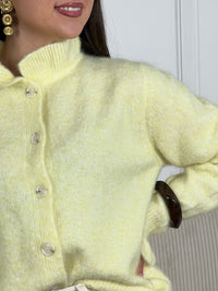 Une pièce essentielle pour sublimer votre garde-robe. Confectionné en jaune délicat, ce gilet séduira par ses détails féminins : volants gracieux aux poignets et au col, manches longues et col rond douillet. Fermé par des boutons alignés sur toute la longueur, il offre une silhouette flatteuse et élégante.&nbsp;