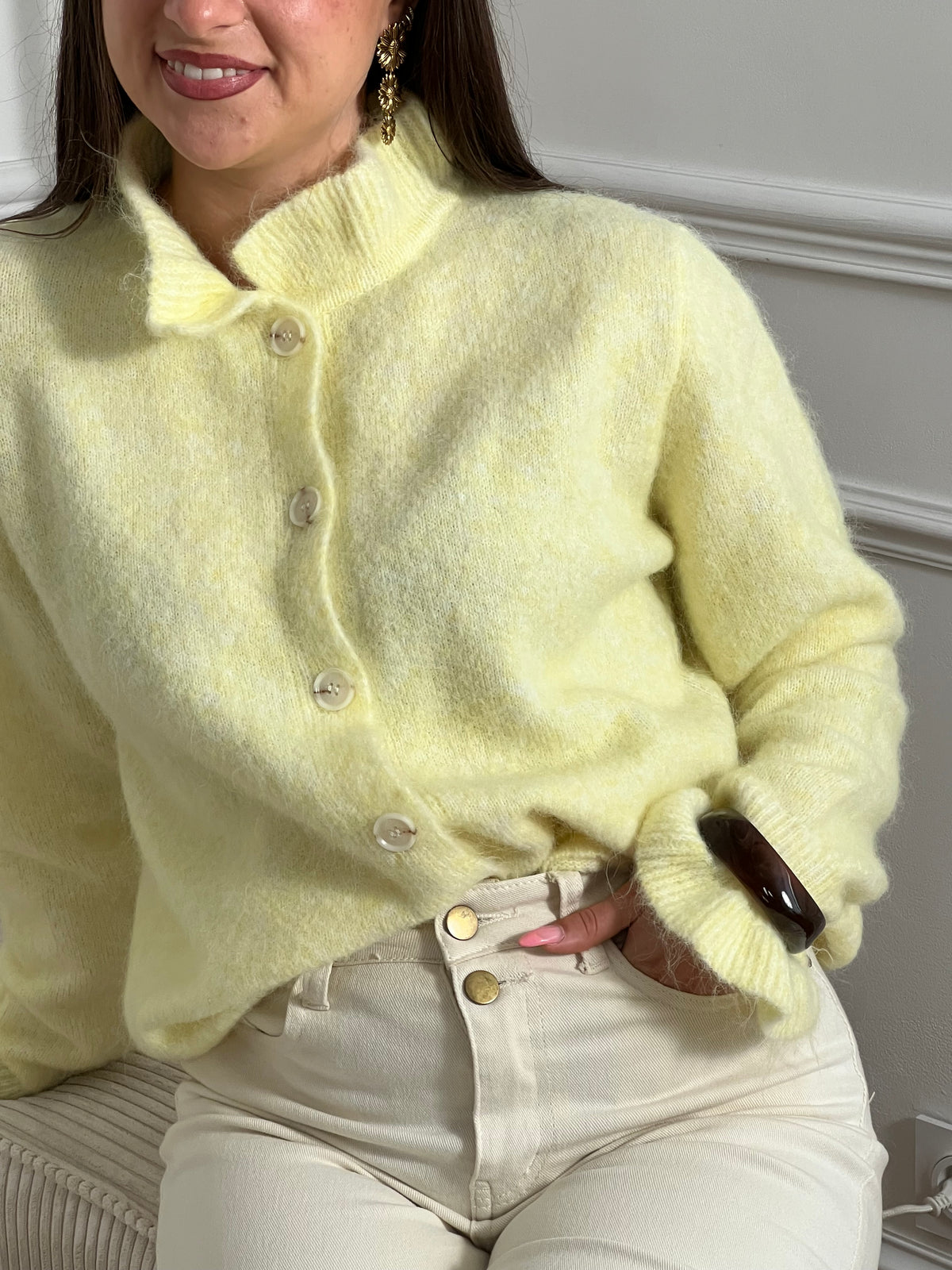 Une pièce essentielle pour sublimer votre garde-robe. Confectionné en jaune délicat, ce gilet séduira par ses détails féminins : volants gracieux aux poignets et au col, manches longues et col rond douillet. Fermé par des boutons alignés sur toute la longueur, il offre une silhouette flatteuse et élégante.&nbsp;