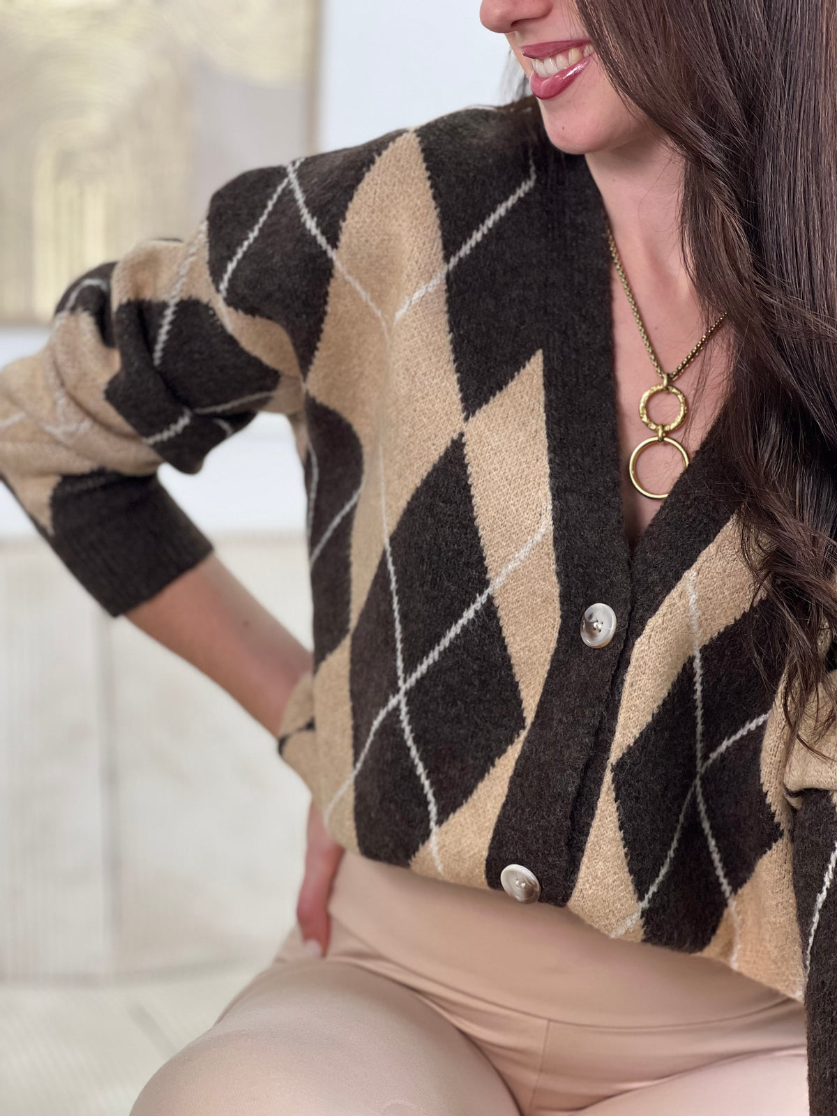 Apportez une touche de chic et de chaleur à votre tenue avec le gilet Eriana. Avec ses motifs à carreaux et ses couleurs élégantes, ce gilet à manches longues et col V ajoutera du style à vos looks. Les boutons le long de la fermeture ajoutent une touche de raffinement à ce gilet en beige et marron.