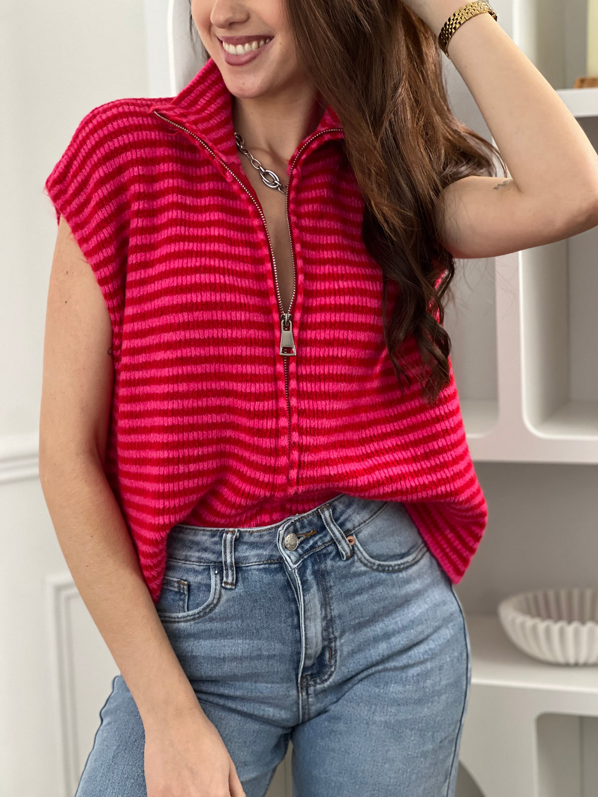 Gilet sans manches rouge et rose à rayures , parfait pour un look tendance et chaleureux.
Doté d’un col montant et d’une fermeture éclair pour plus de confort au quotidien.
Sa composition avec laine apporte douceur et chaleur idéale pour la saison.
Un indispensable facile à associer pour un style casual et moderne.