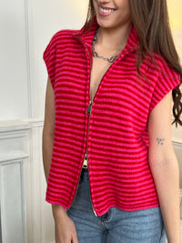 Gilet sans manches rouge et rose à rayures , parfait pour un look tendance et chaleureux.
Doté d’un col montant et d’une fermeture éclair pour plus de confort au quotidien.
Sa composition avec laine apporte douceur et chaleur idéale pour la saison.
Un indispensable facile à associer pour un style casual et moderne.