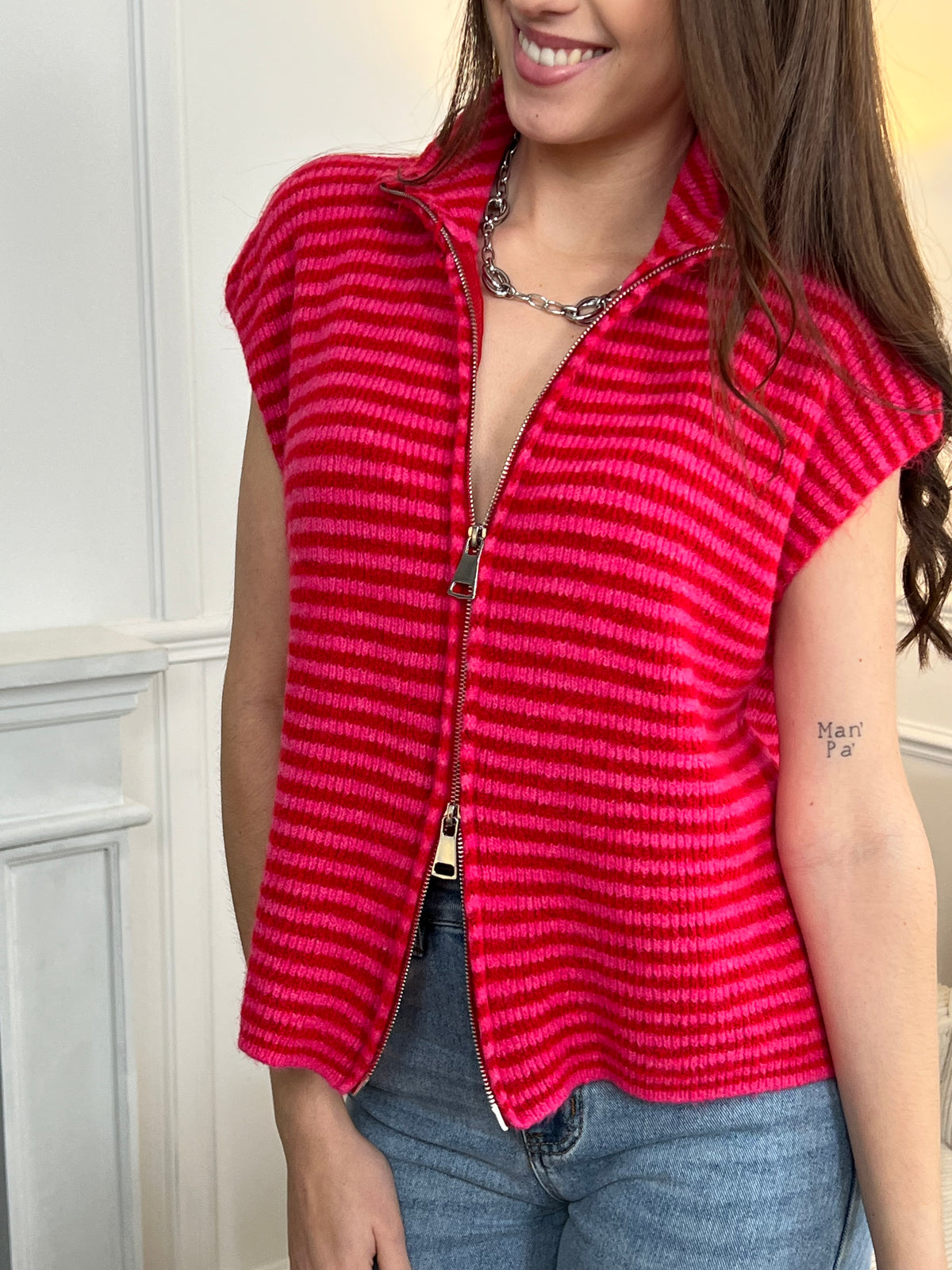 Gilet sans manches rouge et rose à rayures , parfait pour un look tendance et chaleureux.
Doté d’un col montant et d’une fermeture éclair pour plus de confort au quotidien.
Sa composition avec laine apporte douceur et chaleur idéale pour la saison.
Un indispensable facile à associer pour un style casual et moderne.