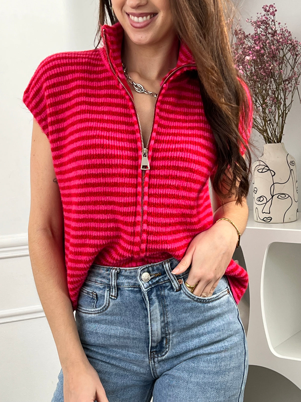 Gilet sans manches rouge et rose à rayures , parfait pour un look tendance et chaleureux.
Doté d’un col montant et d’une fermeture éclair pour plus de confort au quotidien.
Sa composition avec laine apporte douceur et chaleur idéale pour la saison.
Un indispensable facile à associer pour un style casual et moderne.