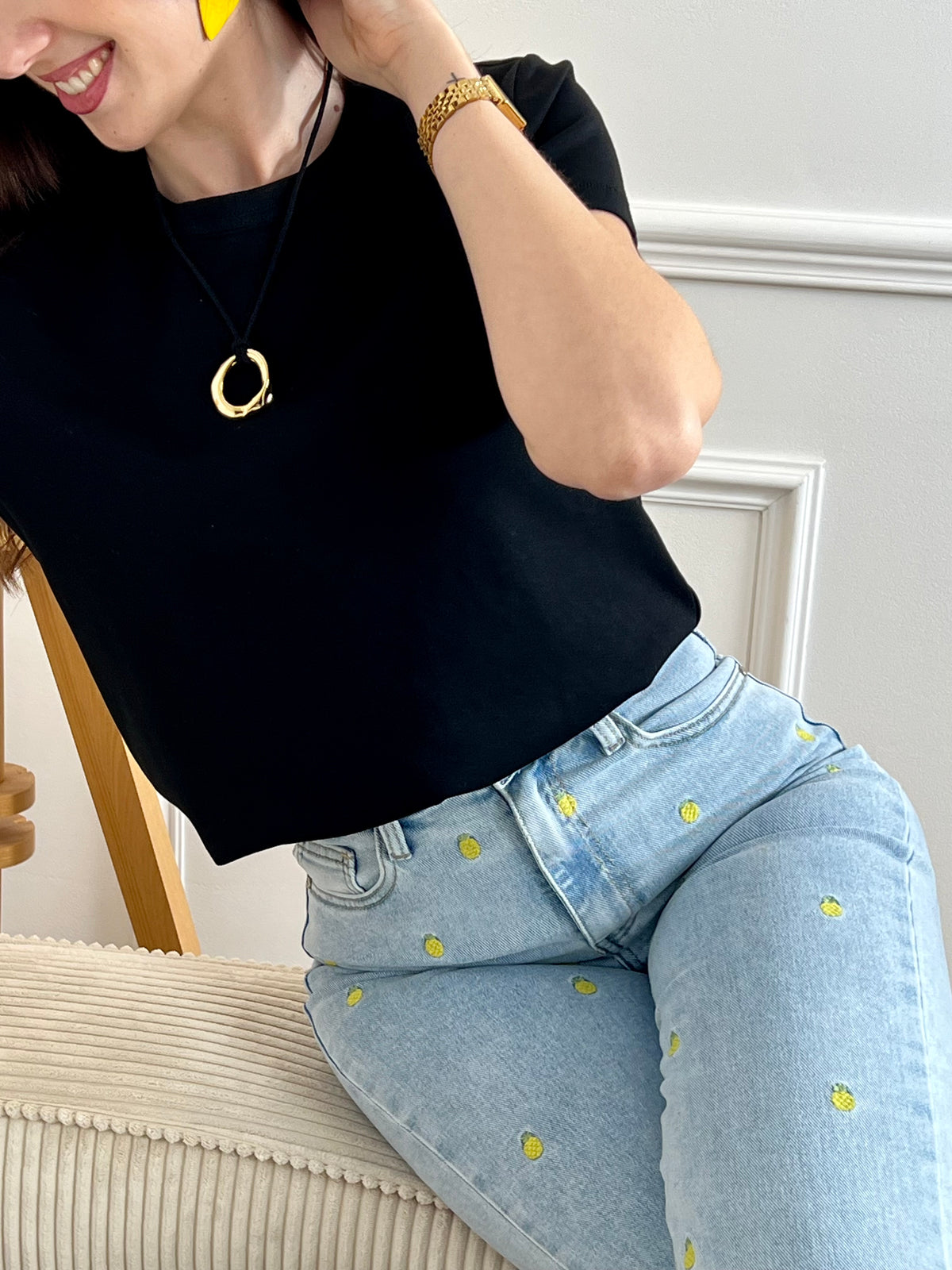 Jean bleu femme coupe straight intemporelle, agrémenté de motifs ananas brodés en jaune et vert pour une touche de couleur ludique. Fermeture à zip et bouton, quatre poches pratiques. Confectionné en coton, ce jean allie confort et style décontracté, parfait pour un look casual chic au quotidien.