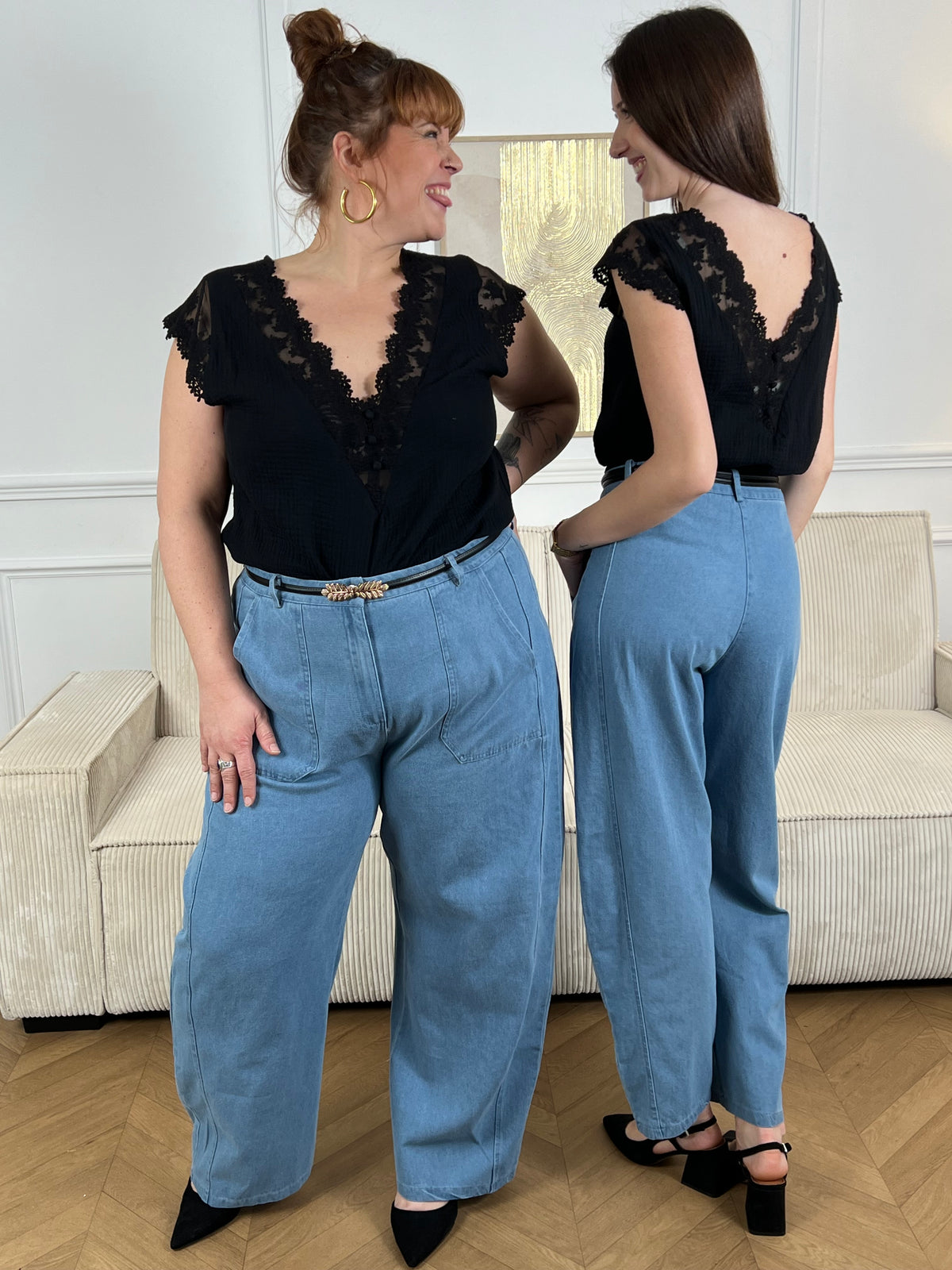 Jean bleu incontournable en coton 100% pour un confort optimal. Coupe grande taille avec 2 poches latérales, fermeture zip et bouton, et passants pour ceinture. Taille normalement. Lavage à la main recommandé.