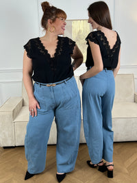 Jean bleu incontournable en coton 100% pour un confort optimal. Coupe grande taille avec 2 poches latérales, fermeture zip et bouton, et passants pour ceinture. Taille normalement. Lavage à la main recommandé.