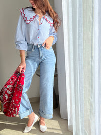 Jean bleu femme intemporel, idéal pour un look casual et moderne au quotidien. Doté de passants pour ceinture, d’une fermeture éclair avec bouton et de poches à l’avant et à l’arrière, il allie praticité et style. Son bouton à pression permet d’ajuster facilement la longueur pour un confort optimal. Un indispensable polyvalent qui s’adapte à toutes vos tenues.