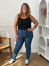 Jean bleu Felicie porté de face, montrant la taille froncée, la fermeture à boutons et les jambes fuselées, avec des baskets.