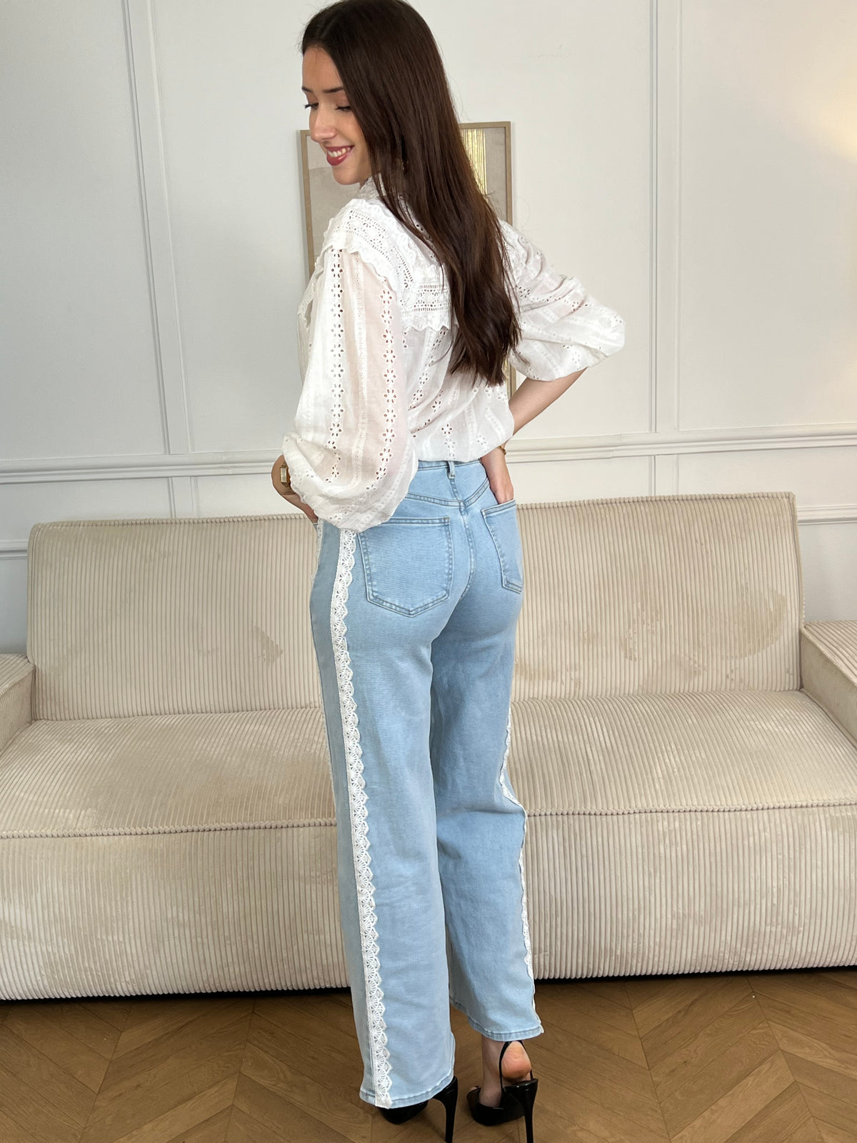Jean bleu femme coupe large et intemporelle. Fermeture à zip et bouton pour un maintien sûr. Quatre poches pratiques pour ranger vos essentiels. Détail broderie élégant qui court sur toute la longueur, apportant une touche de caractère à votre garde-robe. Disponible en bleu classique et écru subtil.