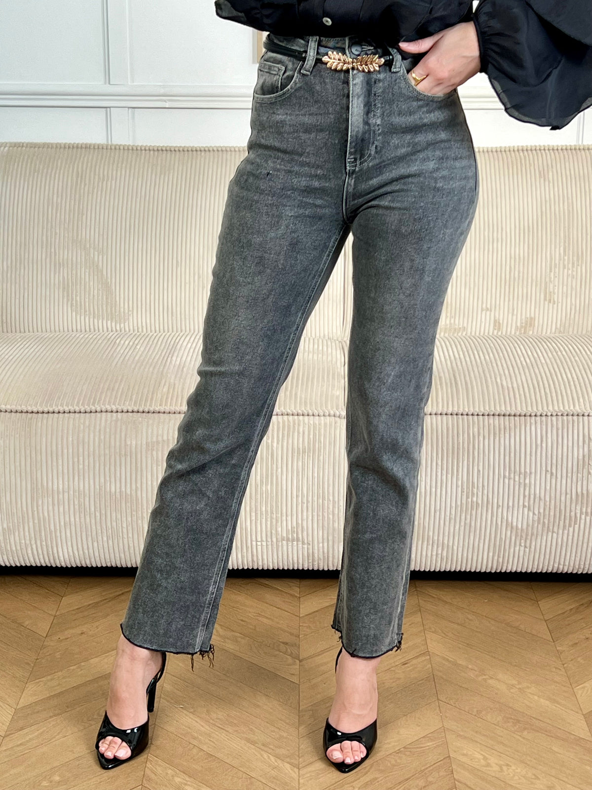 Adoptez ce jean gris femme à coupe droite, un indispensable du dressing. Doté de passants pour ceinture et d’une fermeture éclair avec bouton, il allie confort et praticité. Il dispose de deux poches à l’avant et deux à l’arrière. Sa couleur gris foncé s’accorde facilement avec toutes vos tenues.