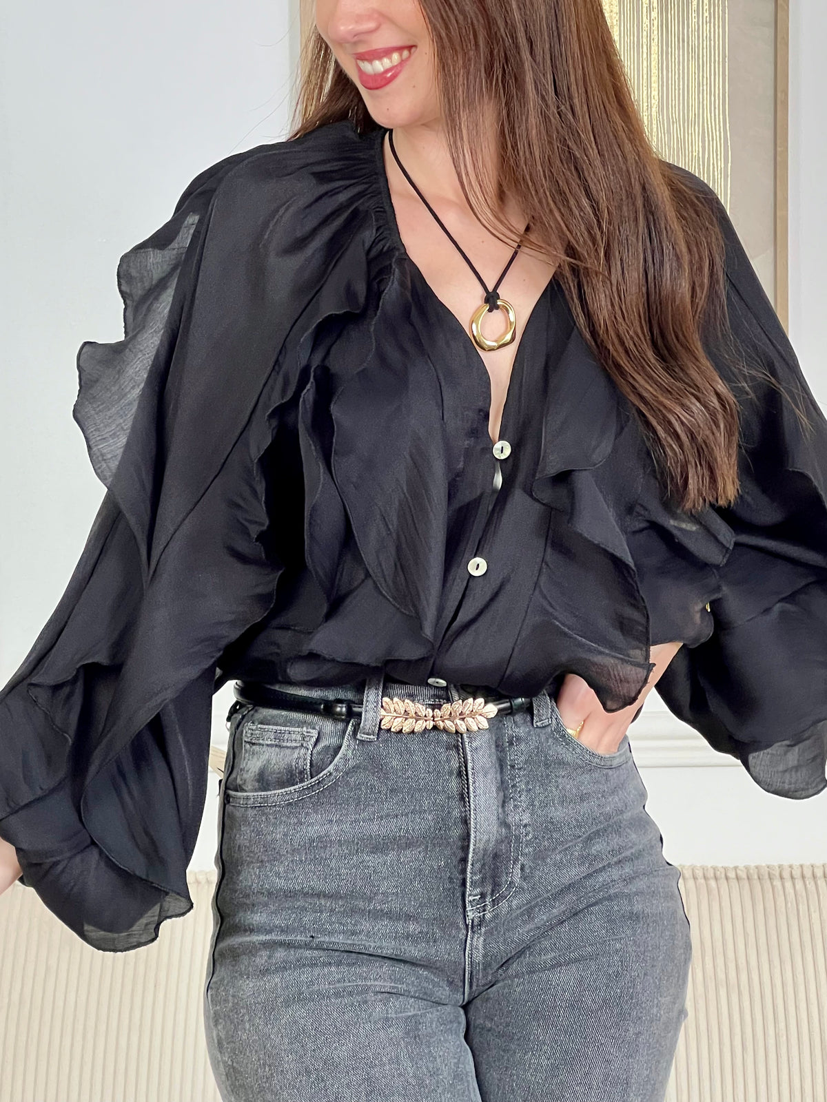 Adoptez ce jean gris femme à coupe droite, un indispensable du dressing. Doté de passants pour ceinture et d’une fermeture éclair avec bouton, il allie confort et praticité. Il dispose de deux poches à l’avant et deux à l’arrière. Sa couleur gris foncé s’accorde facilement avec toutes vos tenues.