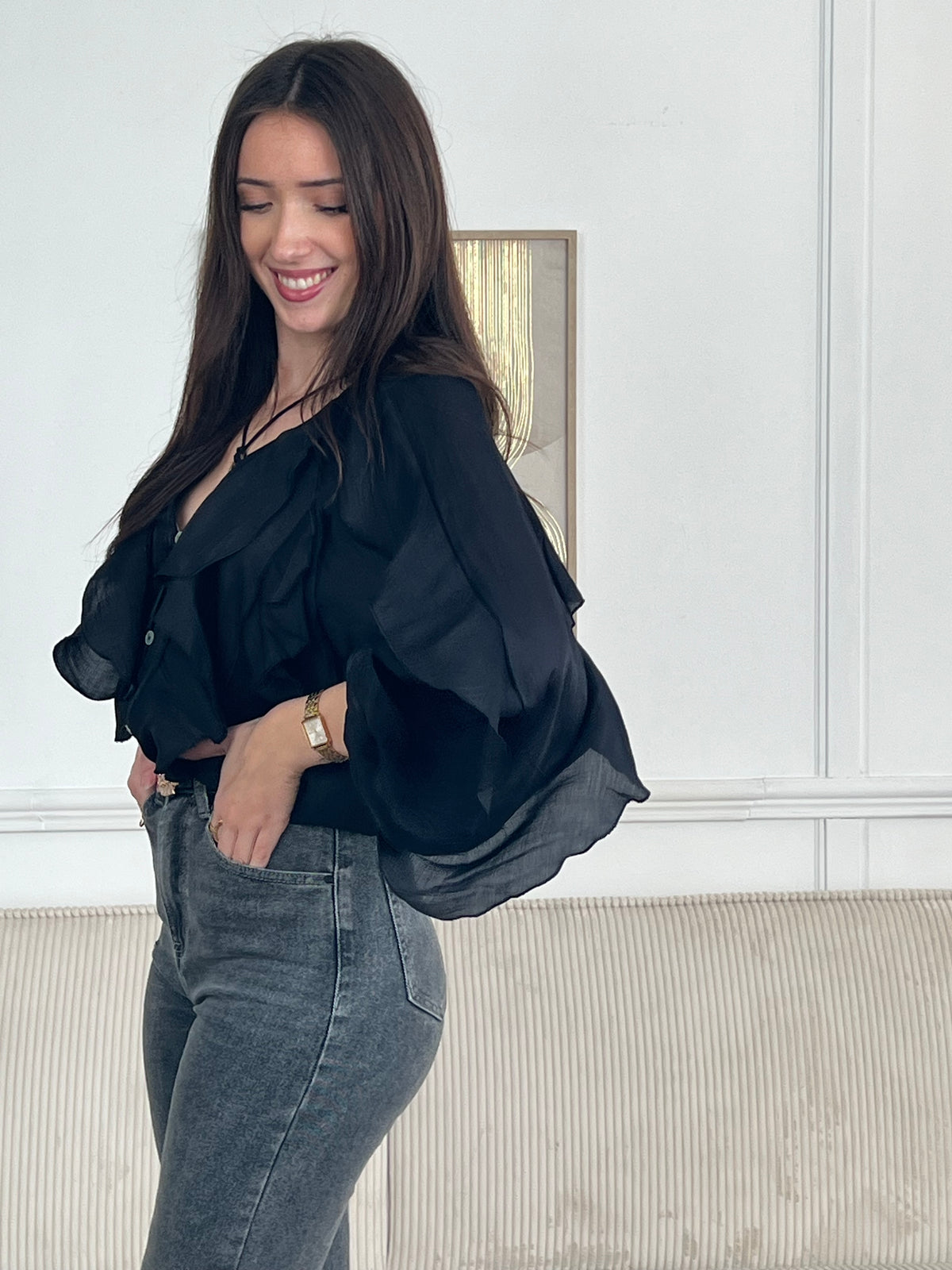 Adoptez ce jean gris femme à coupe droite, un indispensable du dressing. Doté de passants pour ceinture et d’une fermeture éclair avec bouton, il allie confort et praticité. Il dispose de deux poches à l’avant et deux à l’arrière. Sa couleur gris foncé s’accorde facilement avec toutes vos tenues.