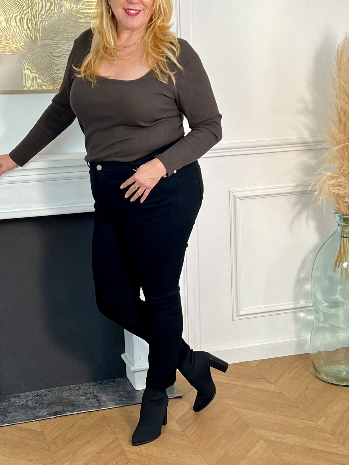 Indispensable et intemporel, ce jean slim noir basique offre une silhouette élégante et épurée. Une pièce polyvalente, facile à associer et parfaite pour tous les styles du quotidien.