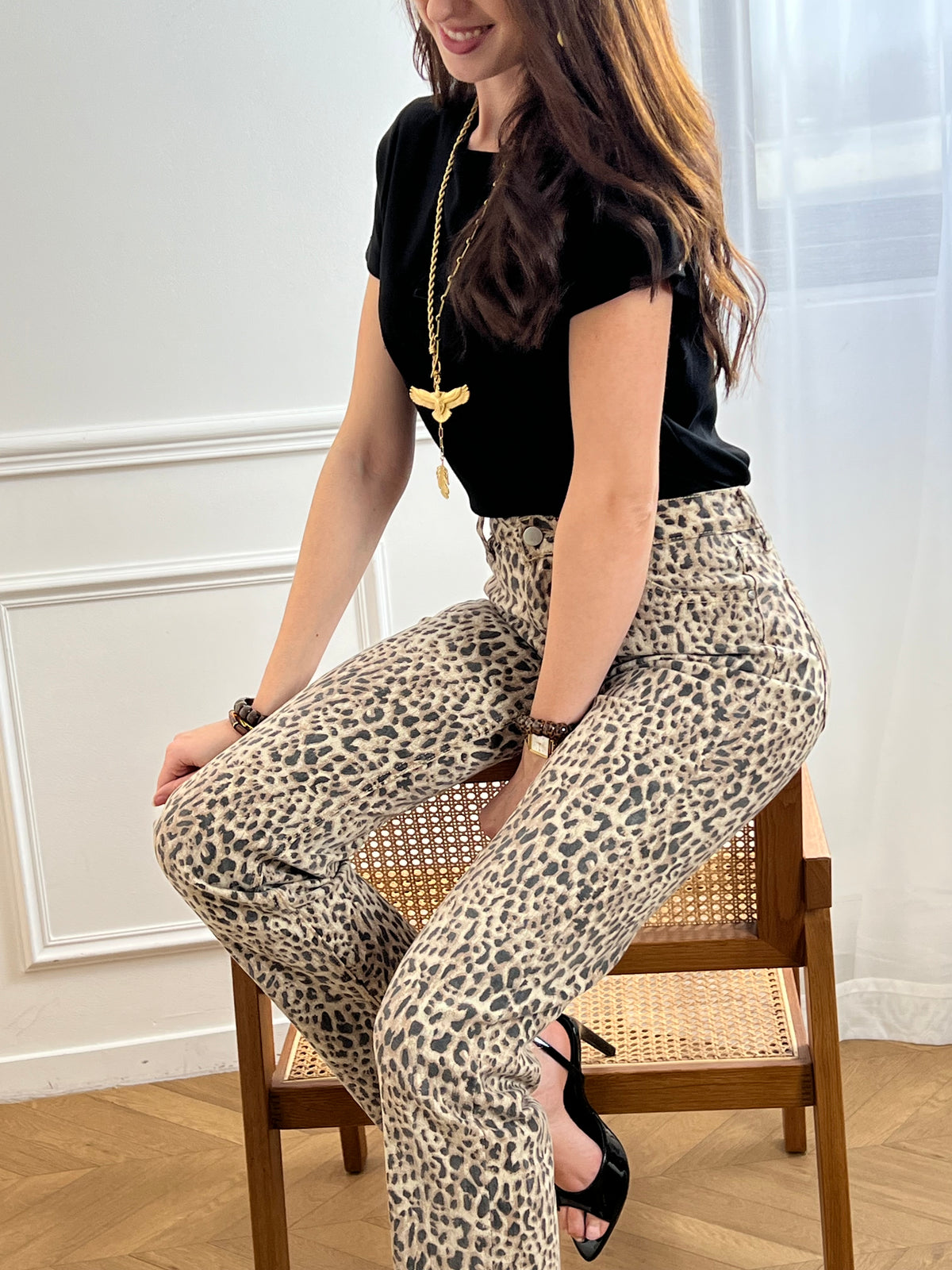 Jean léopard en coton Tall : Tessia Osez le style avec ce jean Tall au motif léopard tendance. Quatre poches pratiques, passants pour ceinture et fermeture éclair-bouton pour un confort et une tenue optimale. Un basique audacieux à intégrer dans votre garde-robe.