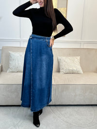 Découvrez notre jupe longue en jean Opale. Féminine et élégante, elle est rehaussée d'une coupe asymétrique et de 2 poches à l'avant et à l'arrière. Les passants pour ceinture vous offrent une silhouette flatteuse.