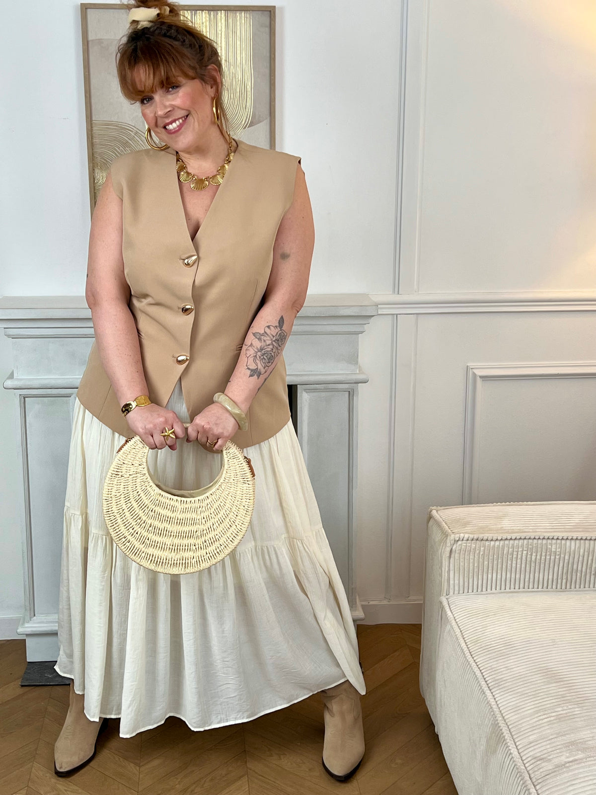 Cette jupe longue écru allie élégance et confort grâce à sa coupe ample et sa doublure qui assure une belle tenue. Fluide et légère, elle accompagne vos mouvements avec grâce pour une silhouette à la fois chic et naturelle.