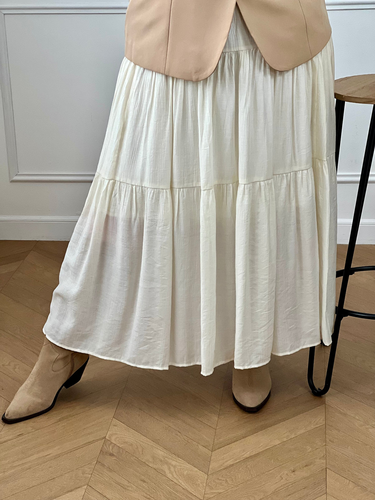 Cette jupe longue écru allie élégance et confort grâce à sa coupe ample et sa doublure qui assure une belle tenue. Fluide et légère, elle accompagne vos mouvements avec grâce pour une silhouette à la fois chic et naturelle.