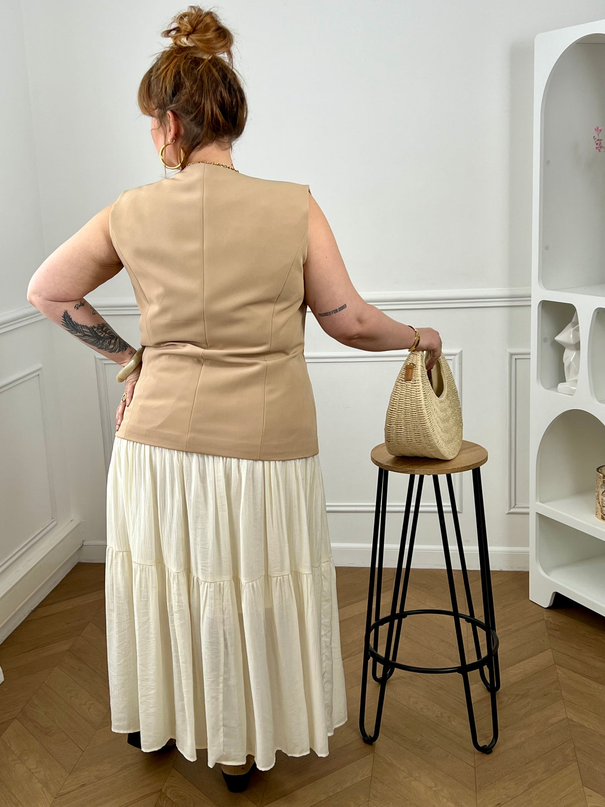 Cette jupe longue écru allie élégance et confort grâce à sa coupe ample et sa doublure qui assure une belle tenue. Fluide et légère, elle accompagne vos mouvements avec grâce pour une silhouette à la fois chic et naturelle.