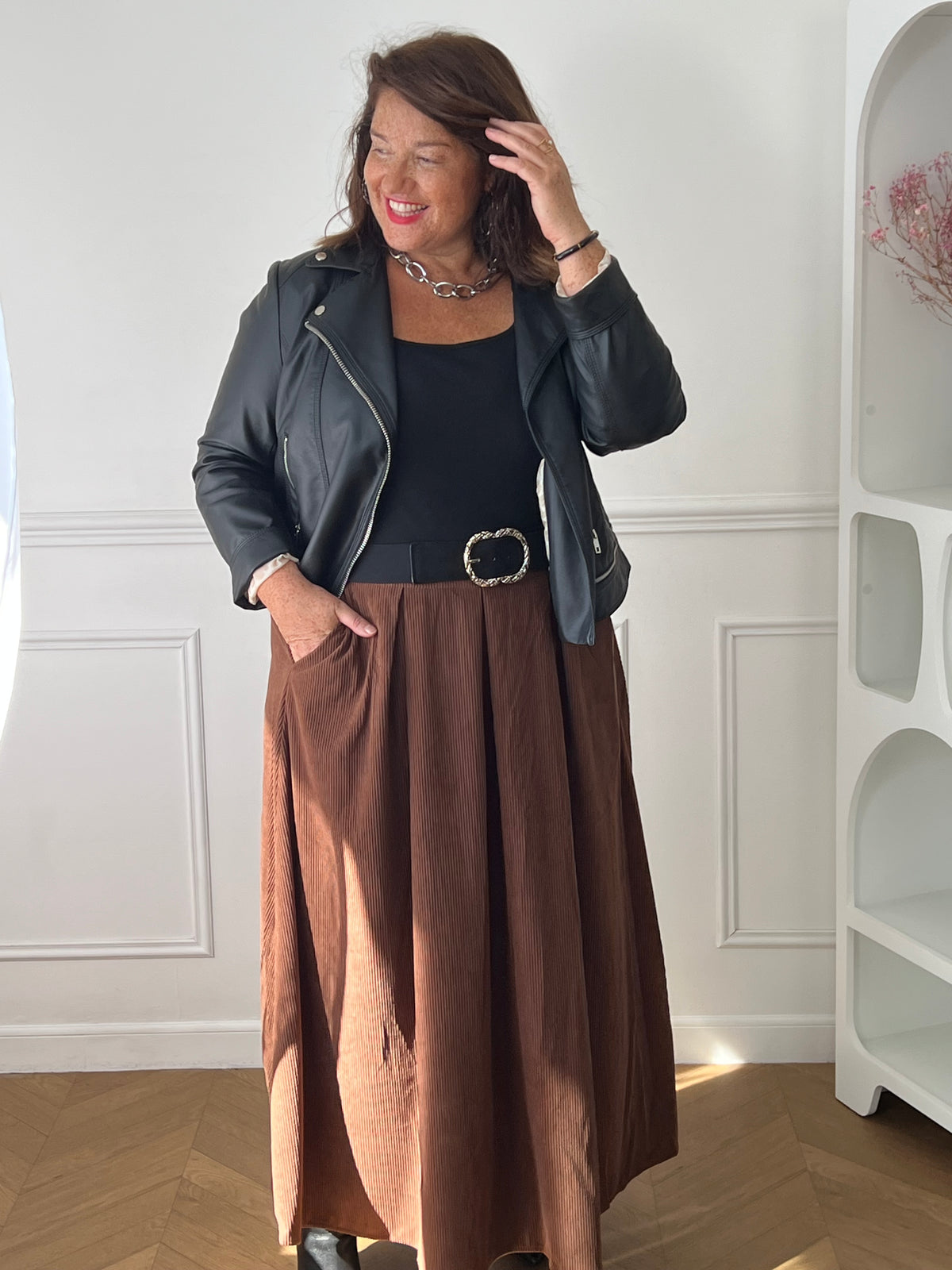 Jupe en velours côtelé marron vue de près à la taille, portée avec une ceinture noire à boucle dorée – Zita | Loïcia