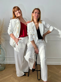 Pantalon blanc incontournable pour femme , le Stelly allie élégance et praticité. Coupe tailleur épurée, il se distingue par ses deux poches latérales fonctionnelles. Confectionné en noir classique, ce pantalon s'adapte à tous vos looks, du bureau aux sorties. Une pièce de base indispensable qui vous accompagne au quotidien avec assurance et confort.