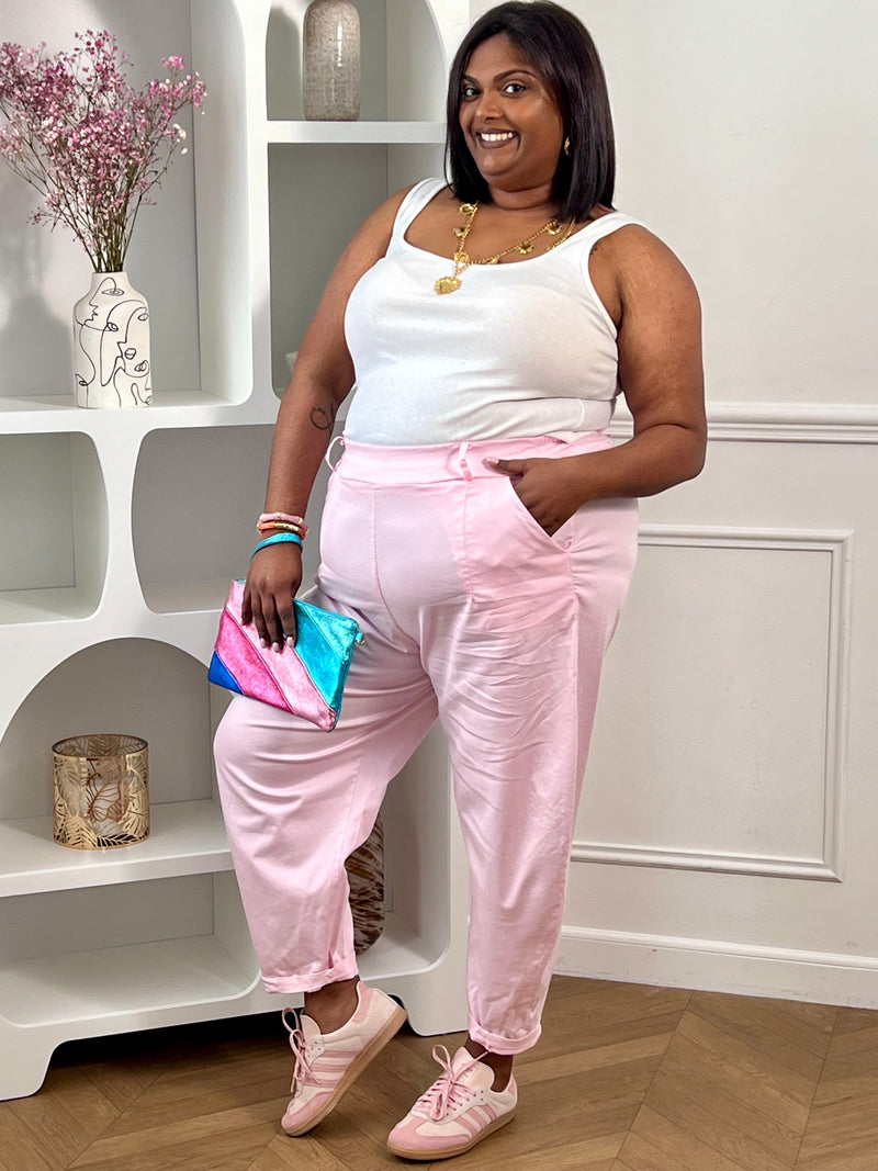 Adoptez ce pantalon coupe ballon grande taille femme, original et confortable. Sa coupe bouffante apporte du style tout en offrant une belle aisance. Doté de poches latérales, d’un élastique à la taille et de passants pour ceinture, il allie praticité et tendance. Sa couleur rose lumineuse dynamise facilement vos tenues.