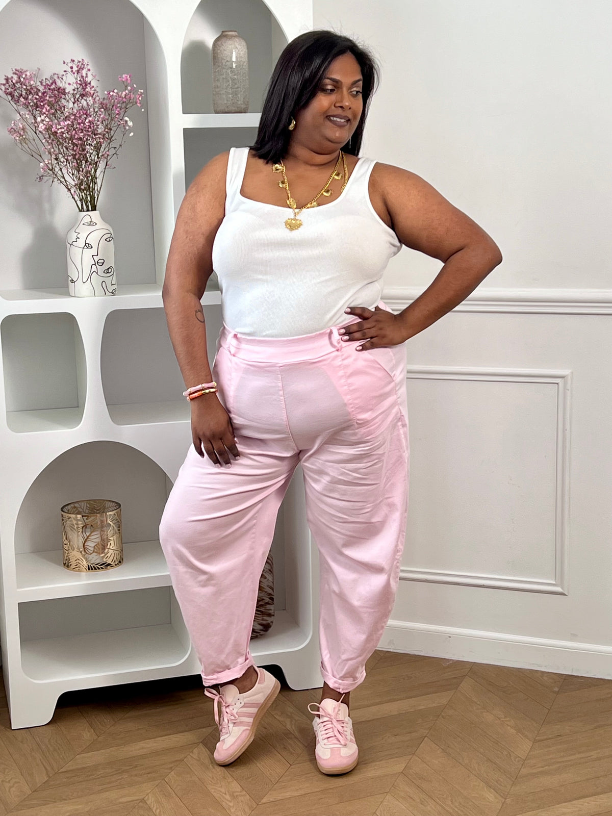 Adoptez ce pantalon coupe ballon grande taille femme, original et confortable. Sa coupe bouffante apporte du style tout en offrant une belle aisance. Doté de poches latérales, d’un élastique à la taille et de passants pour ceinture, il allie praticité et tendance. Sa couleur rose lumineuse dynamise facilement vos tenues.