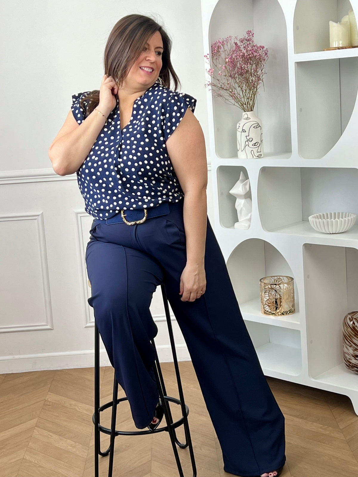 Pantalon grande taille femme à coupe droite, parfait pour une silhouette élégante et confortable. Doté de plis sur le devant et d’une taille élastique au dos, il assure un ajustement optimal tout en restant agréable à porter. Ses passants pour ceinture permettent de structurer la tenue selon vos envies. Confectionné dans une matière fluide, ce pantalon bleu marine est idéal pour un look chic et polyvalent au quotidien.