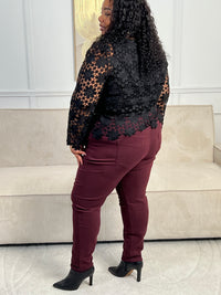 Ce pantalon bordeaux Jack, fait en Italie, vous offrira un confort incomparable grâce à sa grande taille et son cordon ajustable. Avec ses poches latérales à l'avant et à l'arrière, il est à la fois pratique et élégant.