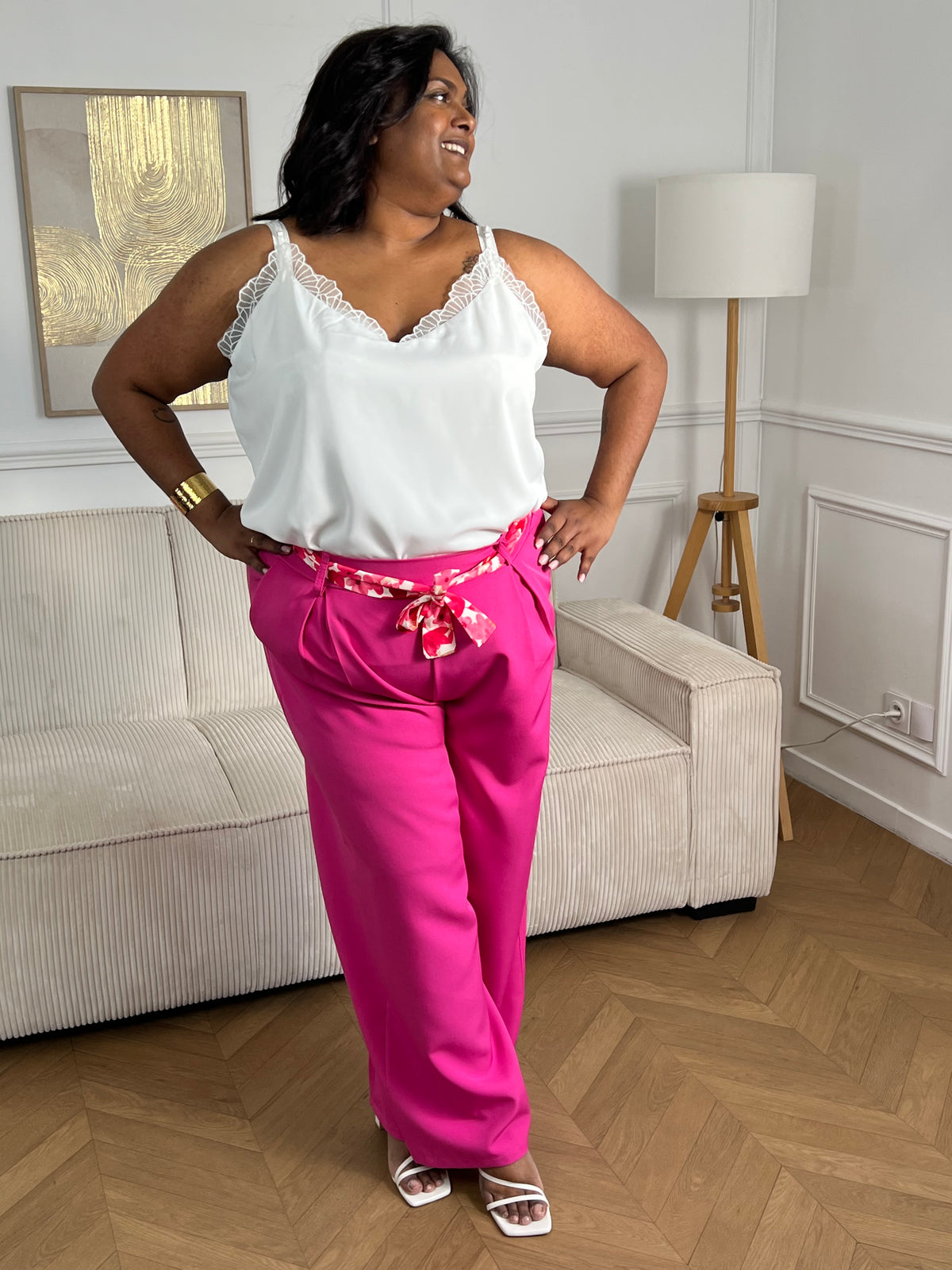 Découvrez le confort ultime avec ce pantalon fluide grande taille Paola. Confectionné dans une matière douce et aérienne, il épouse vos formes sans contrainte grâce à son coupe ample et son élastique discret au dos. Les poches latérales avant offrent praticité et style, tandis que la ceinture amovible à motifs vous permet de personnaliser votre look selon vos envies.