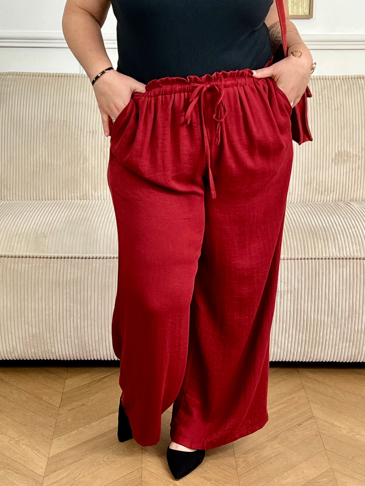 Optez pour ce pantalon élastique grande taille femme à coupe droite, alliant confort et style. Sa taille élastiquée avec lien à nouer assure un ajustement parfait. En terracotta, il s’adapte facilement à toutes vos tenues du quotidien.