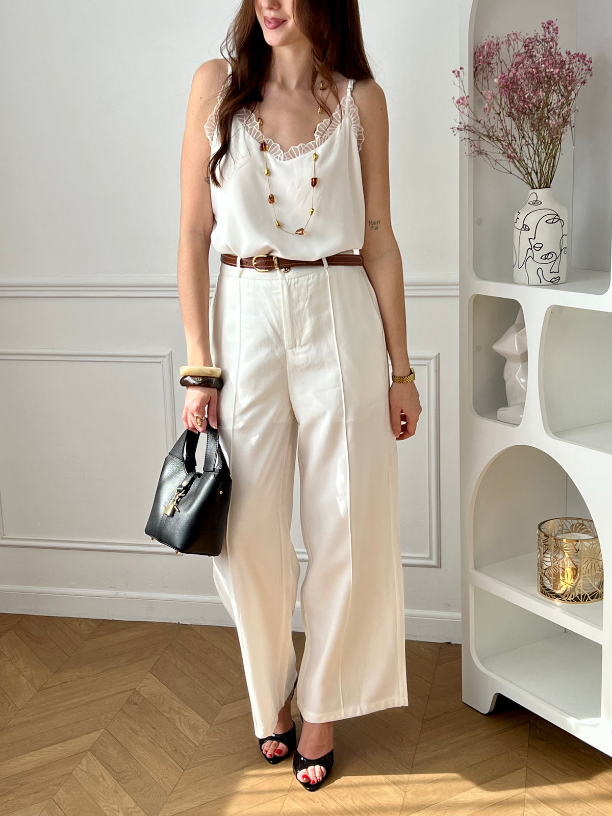 Ce pantalon coupe droite écru allie élégance et simplicité pour un look intemporel. Sa ceinture camel apporte une touche de contraste subtile et tendance. Confortable et facile à associer, il s’adapte parfaitement à toutes vos envies de style.