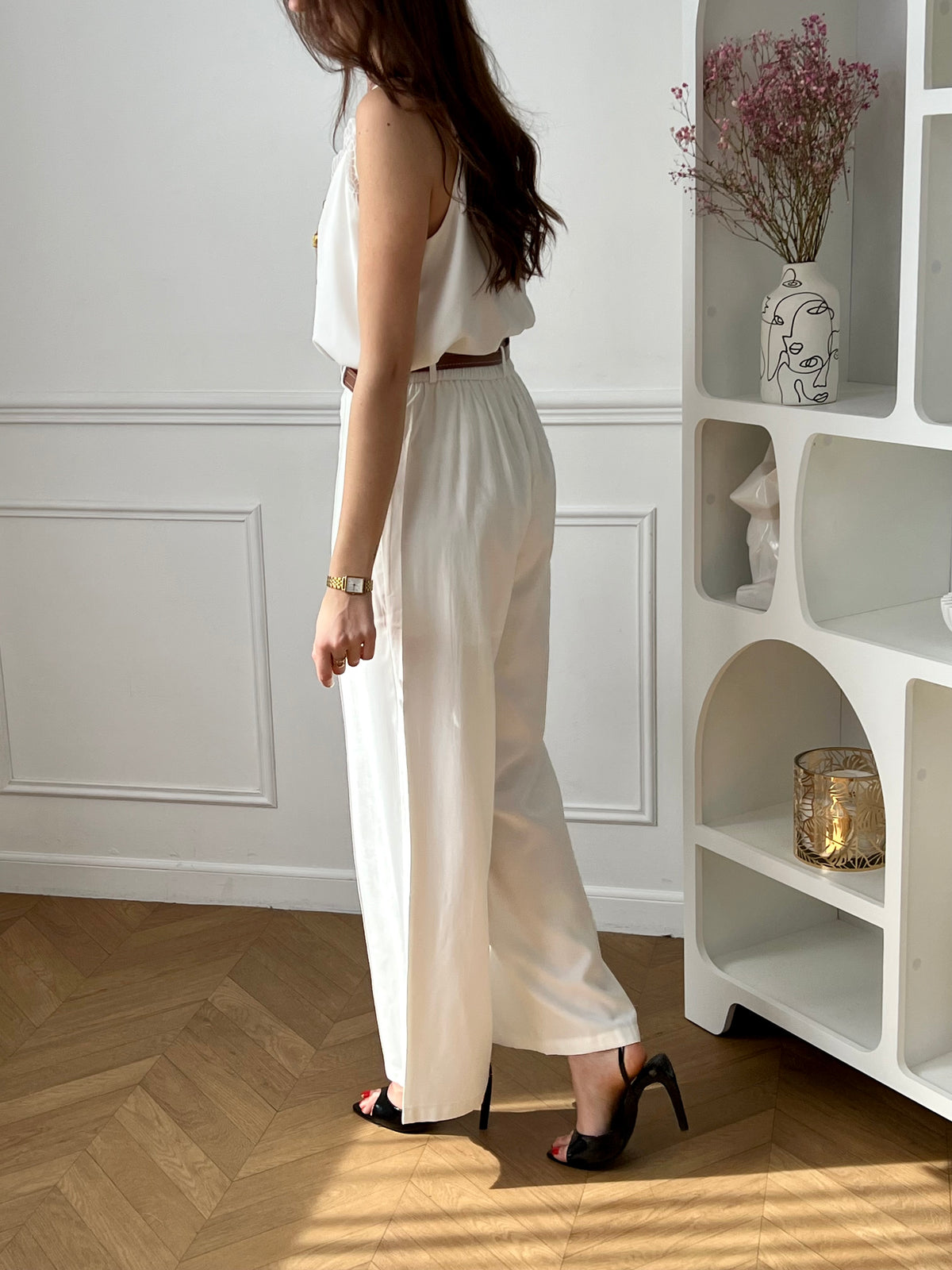 Ce pantalon coupe droite écru allie élégance et simplicité pour un look intemporel. Sa ceinture camel apporte une touche de contraste subtile et tendance. Confortable et facile à associer, il s’adapte parfaitement à toutes vos envies de style.