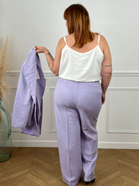 Pantalon lilas incontournable pour femme, le Stelly allie élégance et praticité. Coupe tailleur épurée, il se distingue par ses deux poches latérales fonctionnelles. Confectionné en noir classique, ce pantalon s'adapte à tous vos looks, du bureau aux sorties. Une pièce de base indispensable qui vous accompagne au quotidien avec assurance et confort.