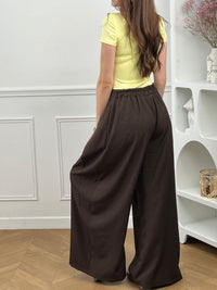 Optez pour ce pantalon à pinces long, élégant et structuré. Sa coupe droite et ses plis sur le devant apportent une allure chic. Doté de poches latérales, d’une fermeture zip et boutons, de passants pour ceinture et d’un élastique à la taille, il allie confort et style pour toutes vos occasions.