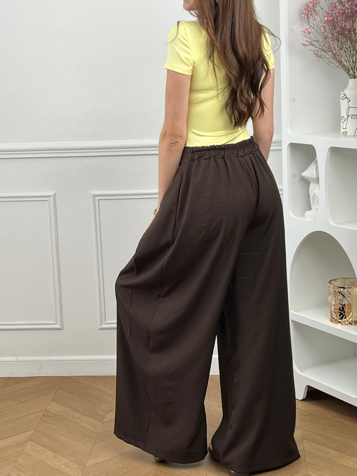 Optez pour ce pantalon à pinces long, élégant et structuré. Sa coupe droite et ses plis sur le devant apportent une allure chic. Doté de poches latérales, d’une fermeture zip et boutons, de passants pour ceinture et d’un élastique à la taille, il allie confort et style pour toutes vos occasions.