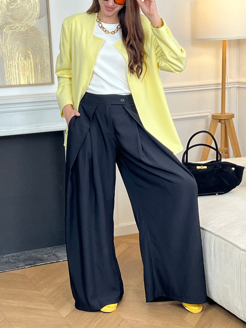 Optez pour ce pantalon à pinces long, élégant et structuré. Sa coupe droite et ses plis sur le devant apportent une allure chic. Doté de poches latérales, d’une fermeture zip et boutons, de passants pour ceinture et d’un élastique à la taille, il allie confort et style pour toutes vos occasions.