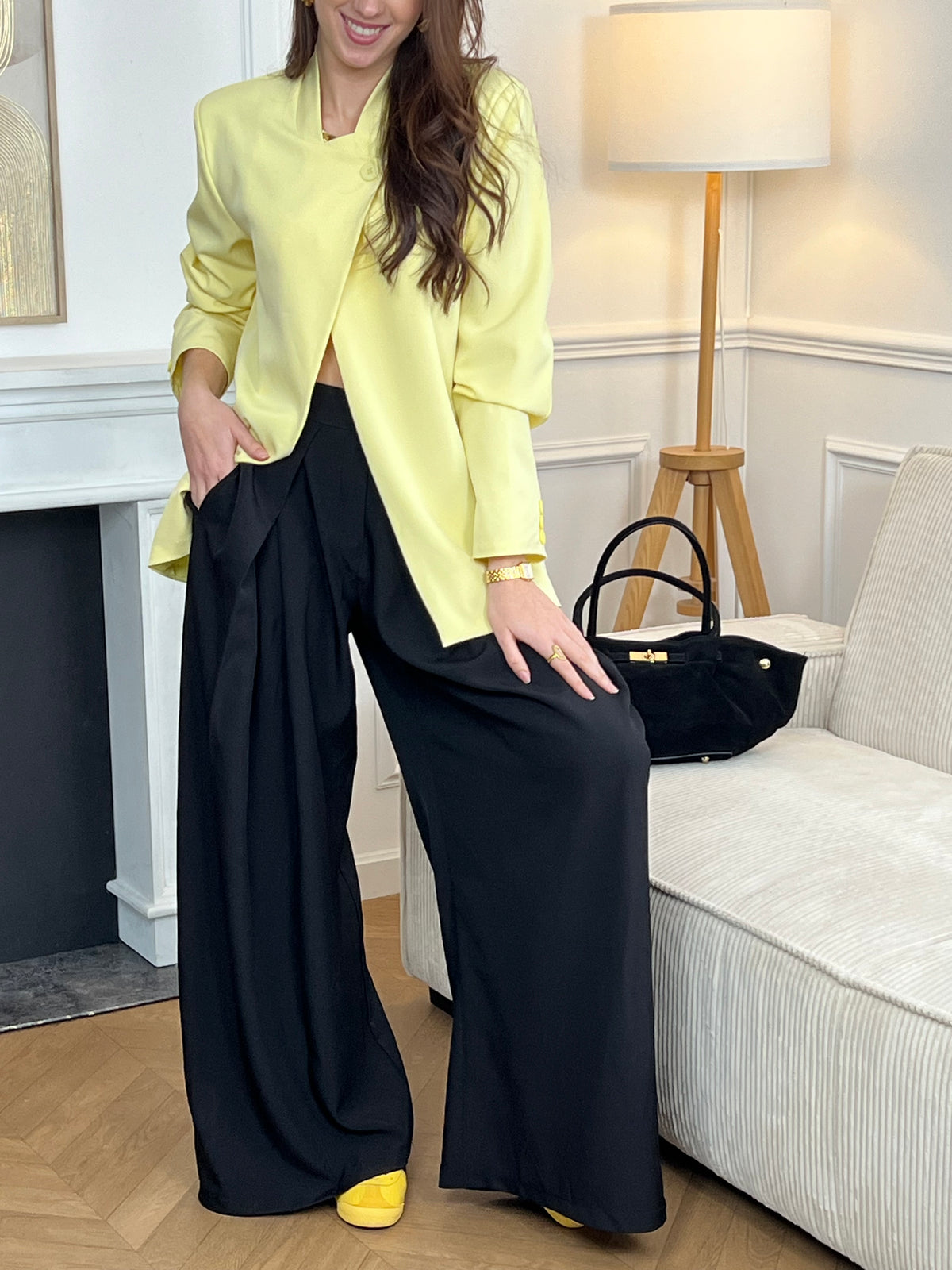Optez pour ce pantalon à pinces long, élégant et structuré. Sa coupe droite et ses plis sur le devant apportent une allure chic. Doté de poches latérales, d’une fermeture zip et boutons, de passants pour ceinture et d’un élastique à la taille, il allie confort et style pour toutes vos occasions.