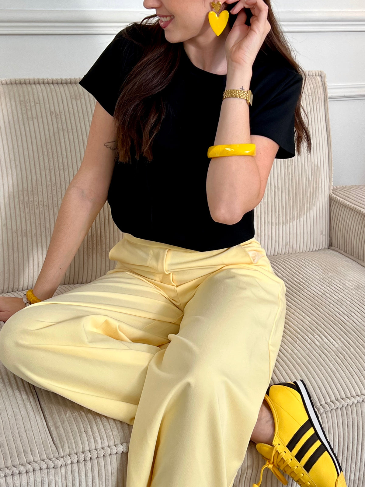 Découvrez le confort et l'élégance avec ce pantalon palazzo jaune Aziela. Confectionné dans un jean fluide qui épouse vos mouvements, il offre une silhouette moderne et intemporelle. Doté d'une fermeture zip sécurisée par un crochet pratique et de poches latérales fonctionnelles, ce pantalon allie style et commodité. Sa teinte jaune éclatante apporte une touche de luminosité à votre garde-robe, parfait pour créer des looks tendance au quotidien.