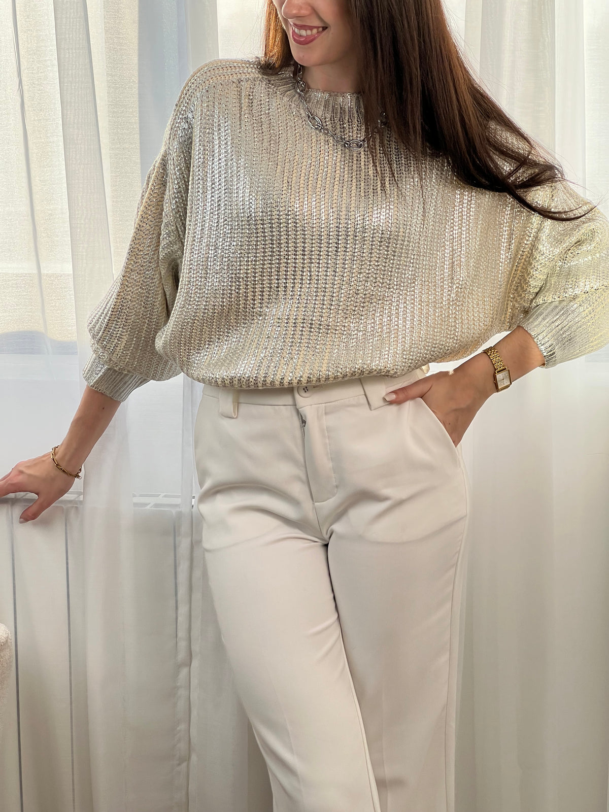 Élégant et moderne, ce pull beige s’illumine de détails argentés brillants sur l’ensemble du tissu. Une pièce chic et tendance, parfaite pour apporter une touche d’éclat à ton look.